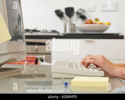 Femme en tapant Banque D'Images