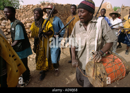 Les hommes de la danse Dogon en procession lors d'une fête de village, au Mali Banque D'Images