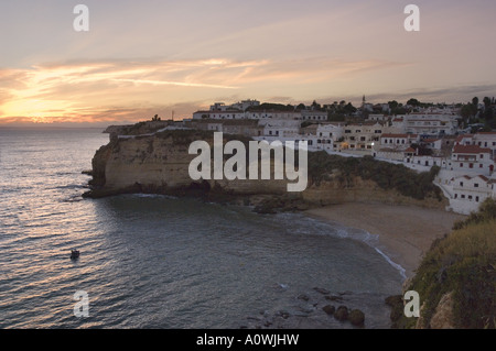 Le Portugal l'Algarve, Praia do Carvoeiro dans lumière du soir Banque D'Images