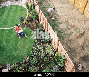 Voisins dans leurs jardins Banque D'Images