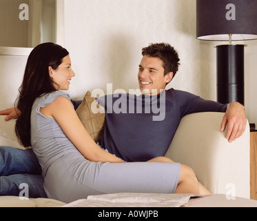 Couple sur le canapé Banque D'Images