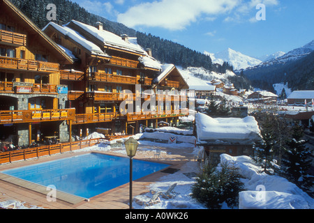 Meribel Village montrant piscine extérieure chauffée Trois Vallee Alpes France Europe UE Banque D'Images