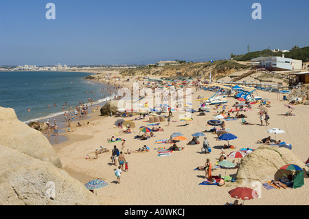 Le Portugal l'Algarve Praia da Galé vue panoramique près de Albufeira montrant plage restaurant Banque D'Images