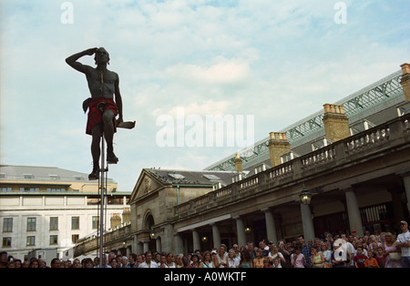 Royaume-uni, Angleterre, Londres. Artiste de rue et les couteaux de jonglerie monocycle sur balle au Covent Garden Piazza Banque D'Images