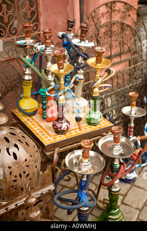 Hookahs et pipes à vendre dans le vieux souk de Marrakech Maroc Banque D'Images