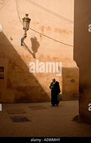 Vieil homme marchant à travers les rues étroites à Marrakech Maroc Banque D'Images