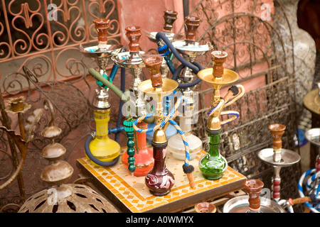 Hookahs et pipes à vendre dans le vieux souk de Marrakech Maroc Banque D'Images