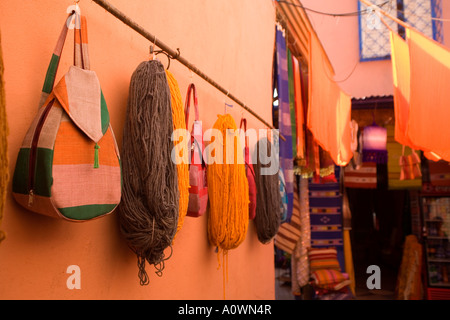 Tissu teint au séchage Dyers souk à Marrakech Maroc Banque D'Images