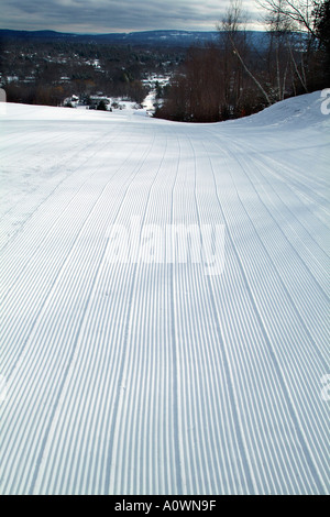 Neige damée sur une piste de ski Banque D'Images