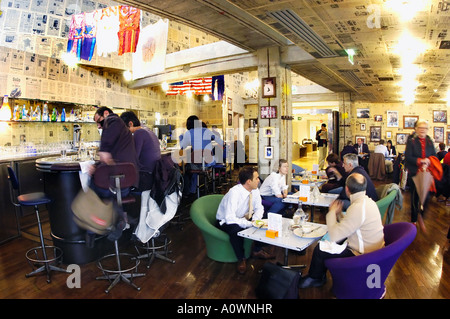 PARIS France, les personnes mangeant le déjeuner dans le quartier branché sur le haut du grand magasin Le Printemps 'bar' Le monde conçu par Paul Smith (maintenant fermé) Banque D'Images