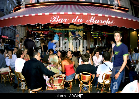 PARIS, France, la foule partage des boissons sur la terrasse du trottoir Paris French café Bar Bistro Restaurant dans le quartier latin « Bar de marché » Banque D'Images