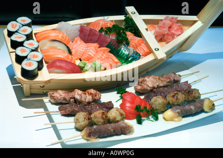 Plats japonais variés, sushis maki « viandes cuites au barbecue » au Boat Sashimi yakitori, viandes grillées, restaurant au fromage « plats à emporter » Banque D'Images