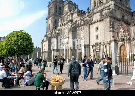 Les commerçants de la Plaza de la Constitucion zocalo Mexico avec le baroque et néoclassique de la Cathédrale Métropolitaine derrière Banque D'Images