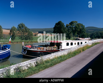 Les péniches sur le Canal de Bourgogne Bourgogne France Banque D'Images