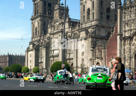 La Cathédrale Métropolitaine baroques et néoclassiques sur la Plaza de la Constitucion Mexico avec VW Coccinelle vert taxis Banque D'Images