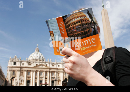 Italie Roma Rome St Peters Square young woman reading book guide de Rome Banque D'Images