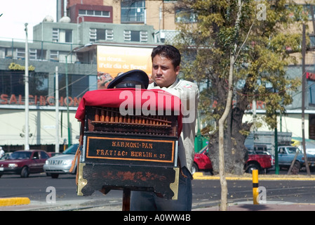 Orgue de Barbarie à Mexico à un carrefour avec orgue pris à Berlin Allemagne Banque D'Images