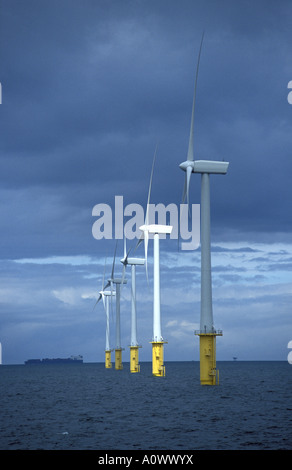 Certains des 30 turbines qui composent North Hoyle éolien off shore d'environ 10 kilomètres dans le Nord du Pays de Galles Rhyl Banque D'Images