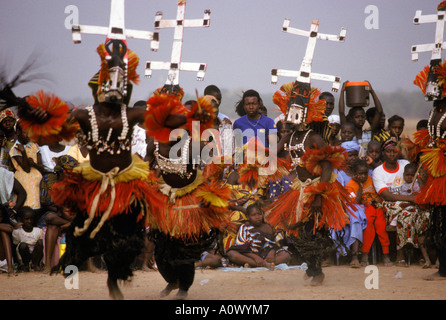 Les hommes en pleine Dogon costume traditionnel et la danse des masques lors d'un festival à Bamako Mali Banque D'Images