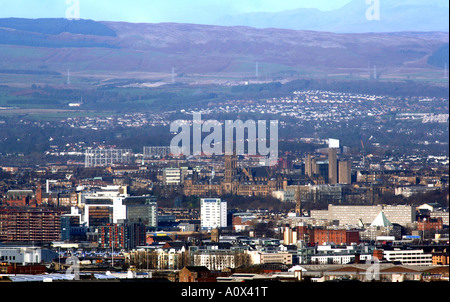 La ville de Glasgow GLASGOW UNIVERSITY AVEC LES CAMPSIE FELLS AU RETOUR À LA RECHERCHE SUR LE BEN LOMOND DU CATHKIN BRAES Banque D'Images