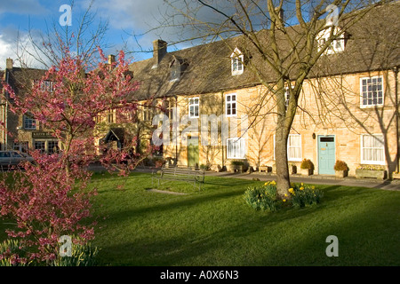 Après-midi, soleil, printemps, couleur pierre de Cotswold boutiques et cottages, Stow on the Wold, Cotswolds, Gloucestershire, Angleterre, Royaume-Uni, Europe Banque D'Images