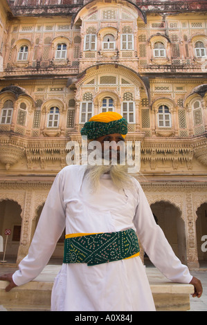 Inde Rajasthan Jodhpur la Ville Bleue Meherangarh fort Moti Mahal coutyard voir avec portrait du gardien de musée élégant posing wit Banque D'Images