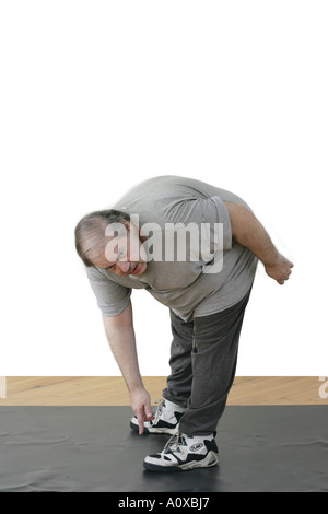 L'excès de mâle a un régiment de remise en forme pour perdre du poids du poids et se mettre en forme. Banque D'Images