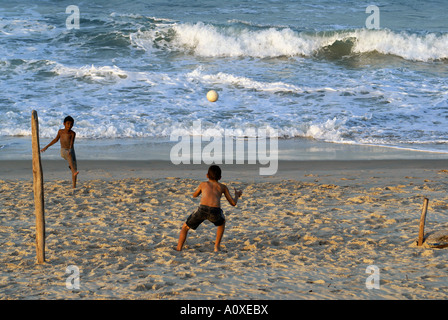 Les garçons jouent au football à la plage, près de Fortaleza Iguape, Ceara, Brésil Banque D'Images