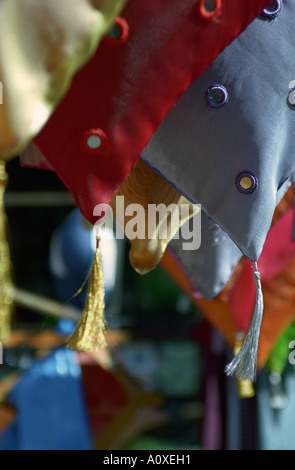 Londres, Royaume-Uni. Le marché de Portobello. Coussins aux couleurs vives et couvre à vendre Banque D'Images