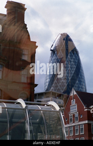 Angleterre Londres un reflet de la ville à partir d'une fenêtre présentant le Café Swiss re distinctif des capacités et les affiches publicitaires Banque D'Images