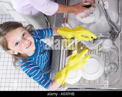 Fille d'aider avec la vaisselle Banque D'Images