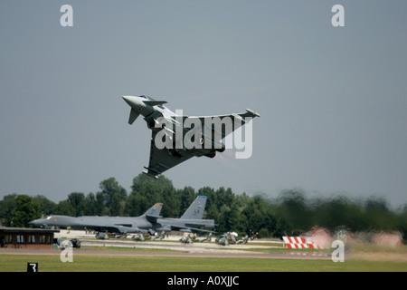 Eurofighter Typhoon de la RAF T1 vole bas sur afterburner avec lavage RIAT 2005 RAF Fairford Gloucestershire England UK Banque D'Images