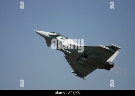 Eurofighter Typhoon de la RAF T1 vole bas sur afterburner RIAT 2005 RAF Fairford Gloucestershire England UK Banque D'Images