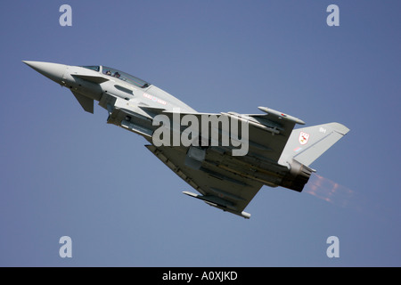 Eurofighter Typhoon de la RAF T1 vole bas sur afterburner dans Ciel bleu RIAT 2005 RAF Fairford Gloucestershire England UK Banque D'Images