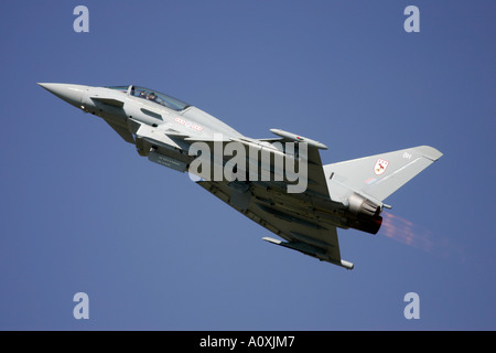 Eurofighter Typhoon de la RAF T1 vole bas sur afterburner dans Ciel bleu RIAT 2005 RAF Fairford Gloucestershire England UK Banque D'Images