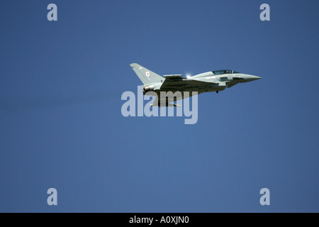 Eurofighter Typhoon de la RAF T1 vole dans le ciel bleu RIAT 2005 RAF Fairford Gloucestershire England UK Banque D'Images