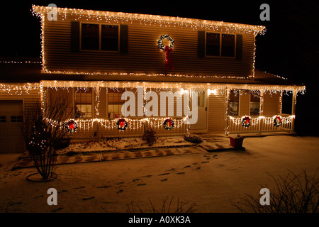 Maison décorée avec des lumières de Noël la banlieue de New York des biens disponibles Banque D'Images