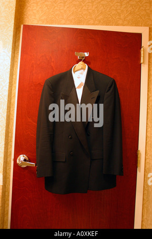 Tuxedo - accroché sur la porte de la salle de l'hôtel Banque D'Images