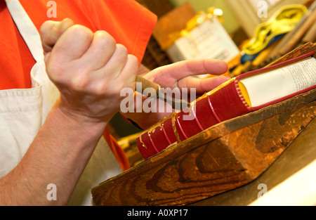 Artisan guilding un livre à la George Bayntun baignoire bindery livre Banque D'Images