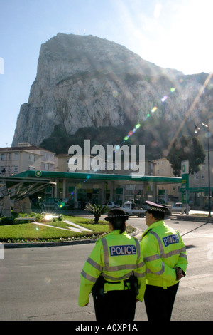 Deux policiers britanniques en face de rocher de Gibraltar à proximité du site d'IRA suspects morts ou tir 1988 Assassinat Banque D'Images