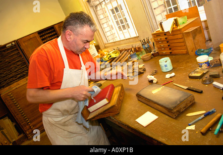 Artisan guilding un livre à la George Bayntun baignoire bindery livre Banque D'Images