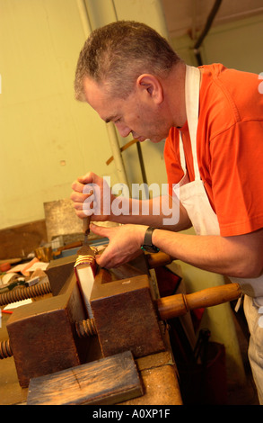 Artisan guilding un livre à la George Bayntun bindery livre baignoire England UK Banque D'Images