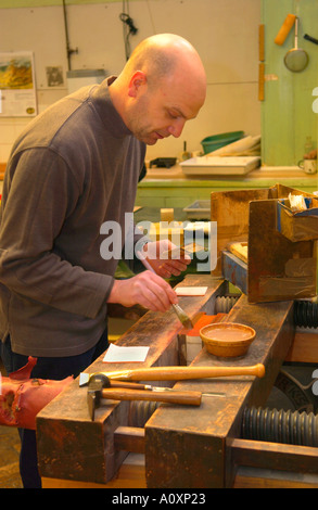 Artisan guilding bords de la page d'un livre à la George Bayntun bindery livre baignoire England UK Banque D'Images