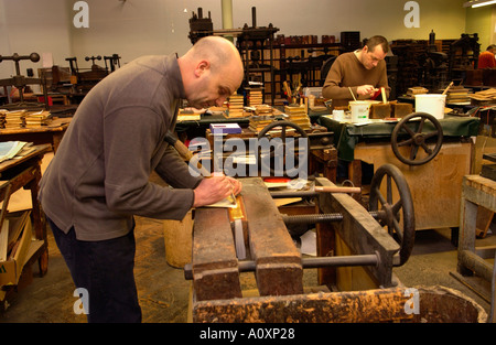 Artisan guilding bords de la page d'un livre à la George Bayntun bindery livre baignoire England UK Banque D'Images