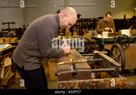 Artisan guilding bords de la page d'un livre à la George Bayntun bindery livre baignoire England UK Banque D'Images