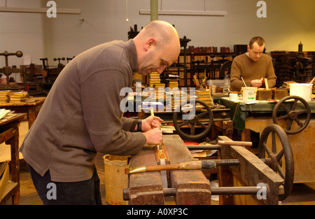 Artisan guilding bords de la page d'un livre à la George Bayntun bindery livre baignoire England UK Banque D'Images