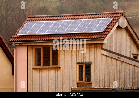 Construire des maisons Auto ECO avec des panneaux solaires sur le toit en construction à l'Ashley site Vale à Bristol England UK Banque D'Images