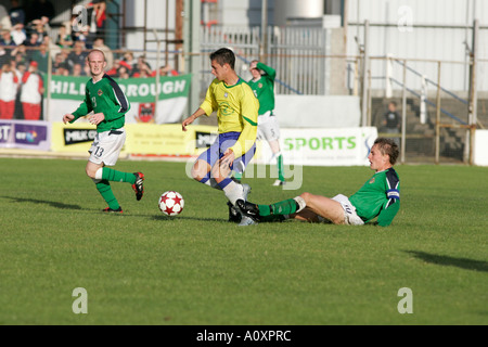 Brésil 2 Eduardo rides s'attaquer à partir de n'Irlande le capitaine Kieran McKenna d'Irlande du Nord / Brésil Irlande du Nord Coupe du lait Banque D'Images