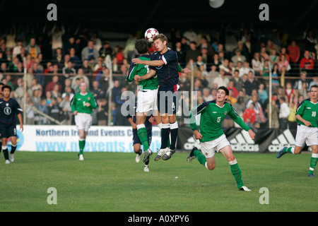 USAs Karl 4 défis schilling le nord de l'Ireland Tommy Stewart pour un en-tête suivi par Kyle Lafferty 15 Banque D'Images