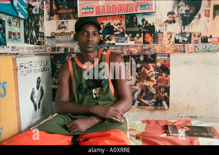 CUBA La Havane Cuba s'auto proclamé Numéro 1 le hip hop fanatic Miguel Acosta à la maison Banque D'Images